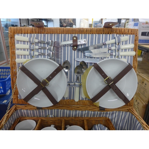 2129 - Wicker picnic basket with ceramic plates and cups