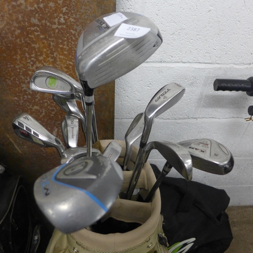 2387 - Ram golf bag and mixed clubs inc. Callaway, Dunlop, Pinseeker and Ram, Trooper golf trolley with bat... 