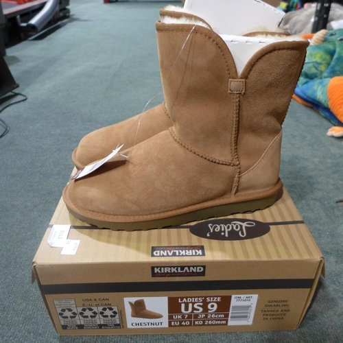 3013 - Women's chestnut coloured Shearling boots - UK size 7 * this lot is subject to VAT