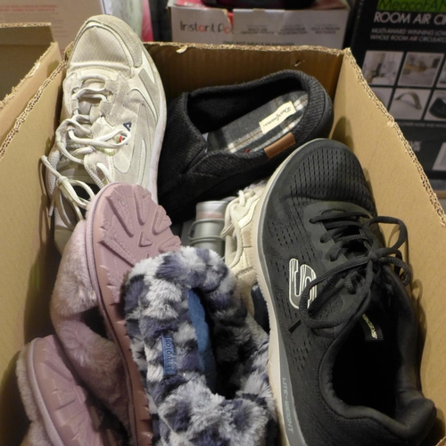 3038 - Quantity of shoes - some pairs - mainly odd/singles - ex-display - assorted sizes, styles, etc. * th... 