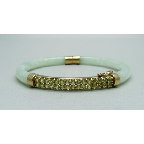 1004 - A 9ct gold and jade bangle set with green stones