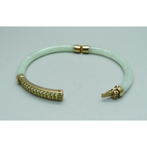 1004 - A 9ct gold and jade bangle set with green stones