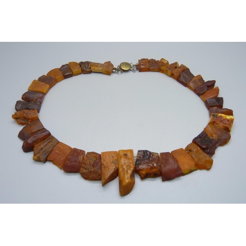 1008 - A Baltic amber necklet