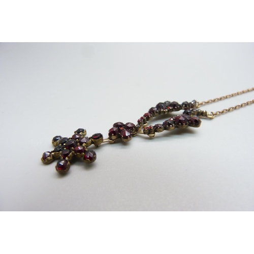 1015 - A garnet set necklace with 9ct gold chain