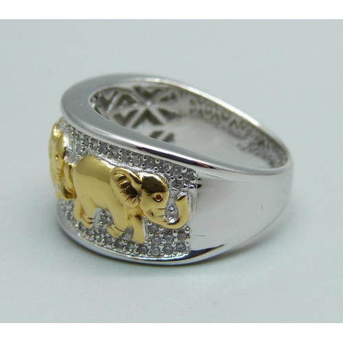 1023 - A silver ring with elephant detail, R