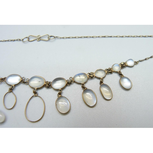 1035 - A moonstone necklet, one stone loose and lacking one stone