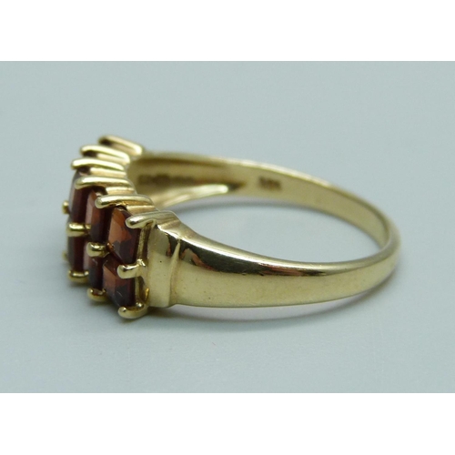 1064 - A 9ct gold and garnet ring, 2.7g, P