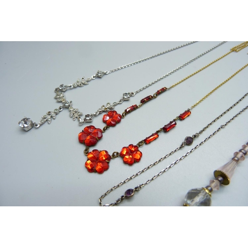 1068 - Four vintage necklets