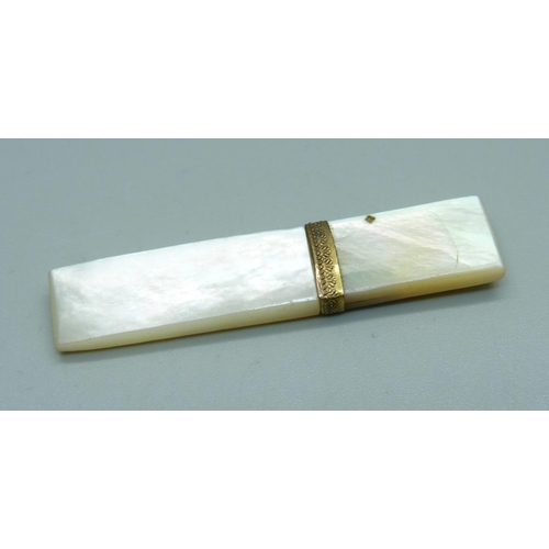 1071 - A mother of pearl needle case