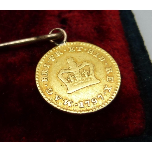 1086 - A George III 1797 ¼ Guinea coin with attached loop mount on a yellow metal pin, total weight 3.9g