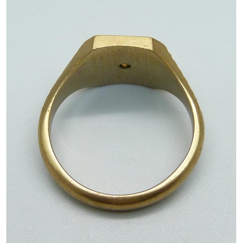 1106 - A 9ct gold signet ring set with a diamond, 9.3g, X