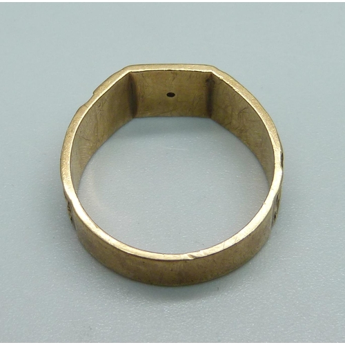 1107 - A 9ct gold signet ring, 5.3g, T