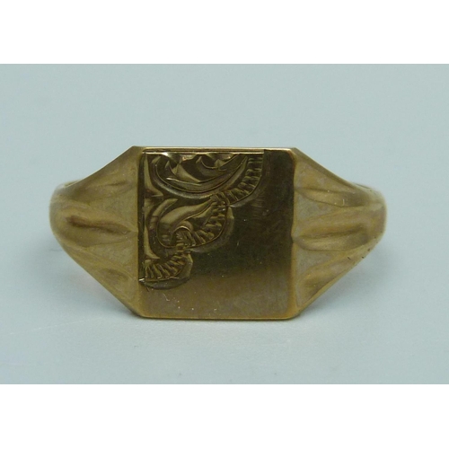 1114 - A 9ct gold signet ring, 3.6g, X