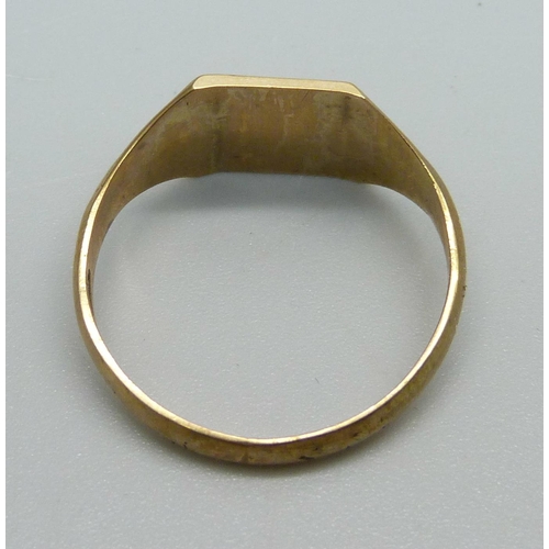 1114 - A 9ct gold signet ring, 3.6g, X