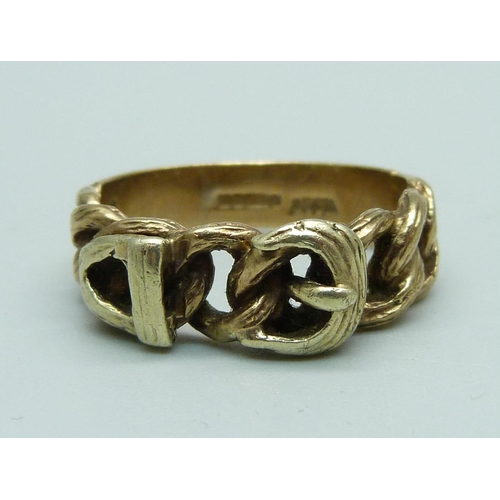 1118 - A 9ct gold buckle ring, 6g, Q