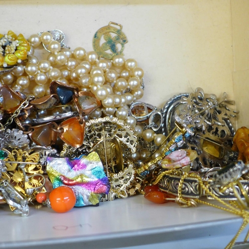 620 - Costume jewellery