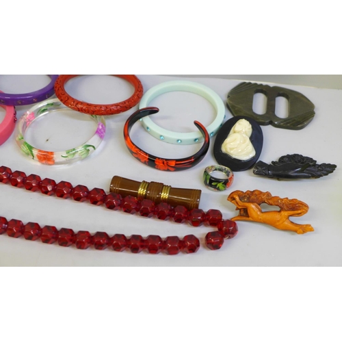 627 - A box of bangles, bracelets and brooches including Bakelite