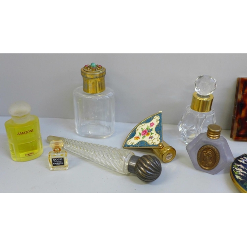 632 - A collection of compacts and perfume bottles including Chanel No.5 miniatures