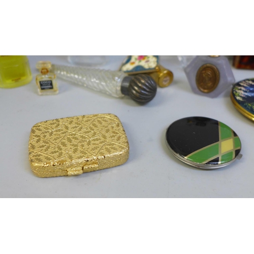 632 - A collection of compacts and perfume bottles including Chanel No.5 miniatures