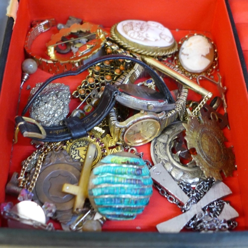 642 - A box with vintage jewellery, watches, etc.