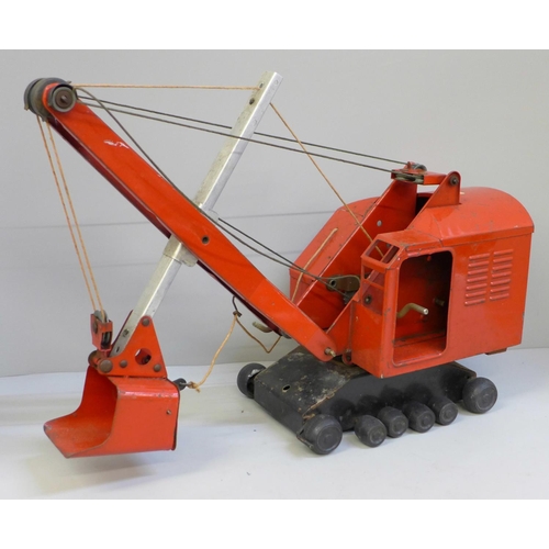 697 - A Tri-ang excavator