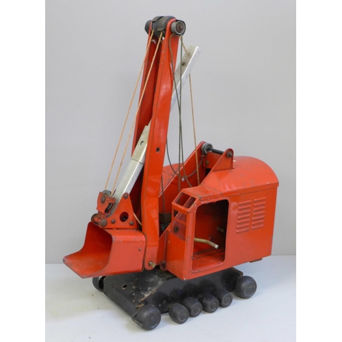 697 - A Tri-ang excavator