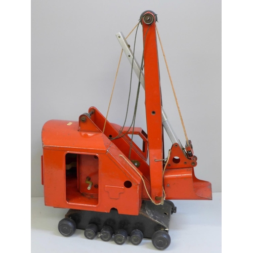 697 - A Tri-ang excavator