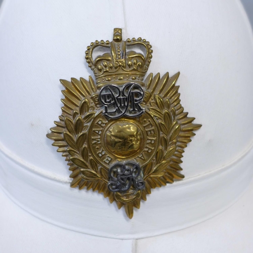 726 - A Royal Marines bandsman pith helmet