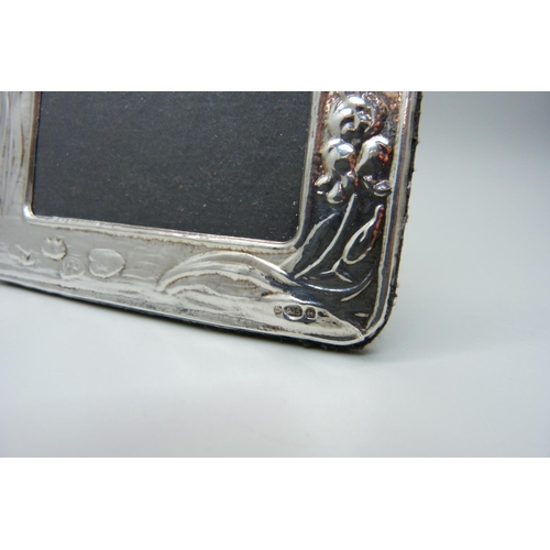 826 - A small Art Nouveau silver photograph frame, 9cm x 7cm