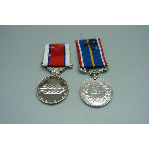 851 - A National Service medal and a Hors-de-Combat medal