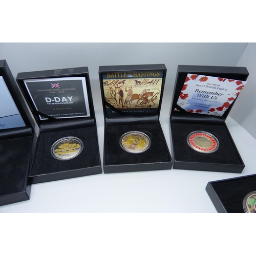 859 - Five £5 coins including D-Day, Battle of Hastings and 2020 Remembrance and a Queen Elizabeth II 90th... 