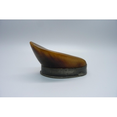 867 - A horn and pewter snuff box in the form of a hoof