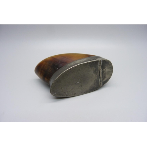 867 - A horn and pewter snuff box in the form of a hoof