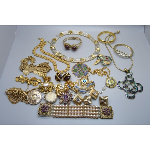 869 - Gold tone costume jewellery