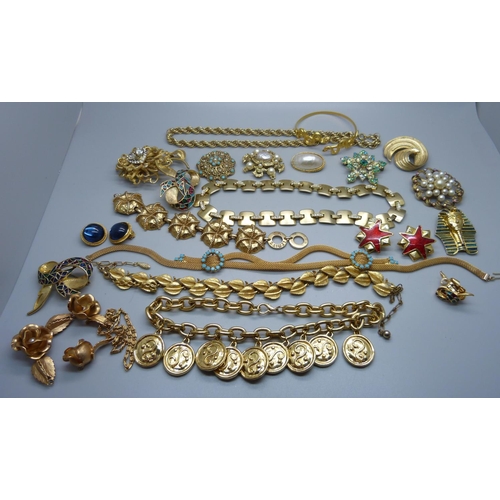 874 - Gold tone costume jewellery