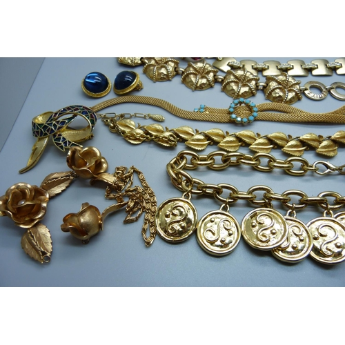 874 - Gold tone costume jewellery