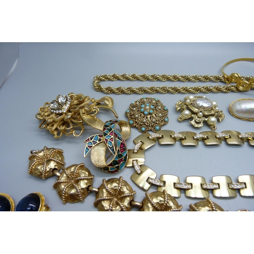 874 - Gold tone costume jewellery