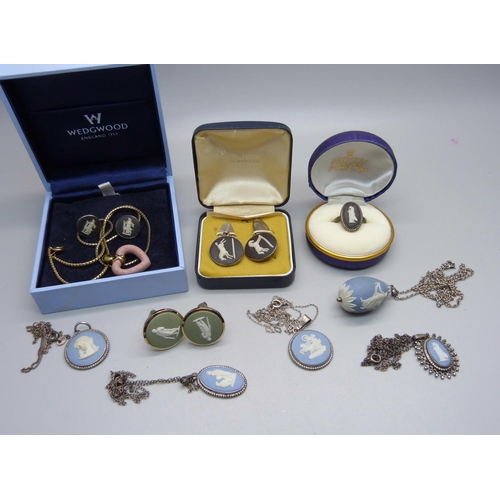 879 - Silver mounted Wedgwood jewellery