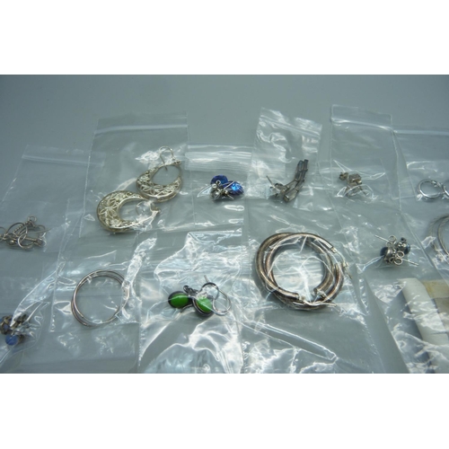 884 - A collection of silver earrings