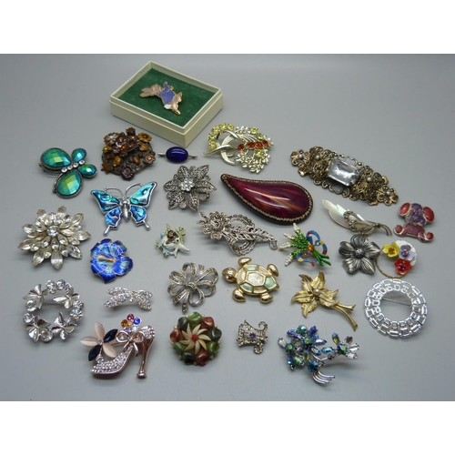 885 - Assorted brooches