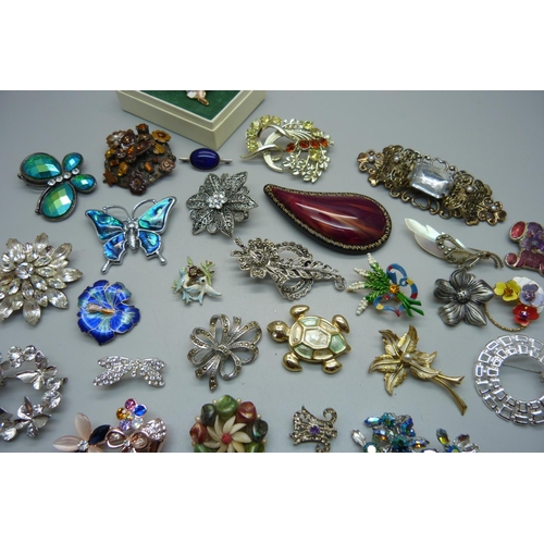 885 - Assorted brooches