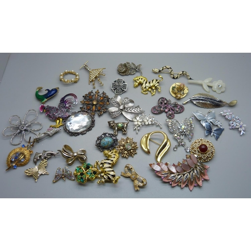 886 - Thirty-five brooches