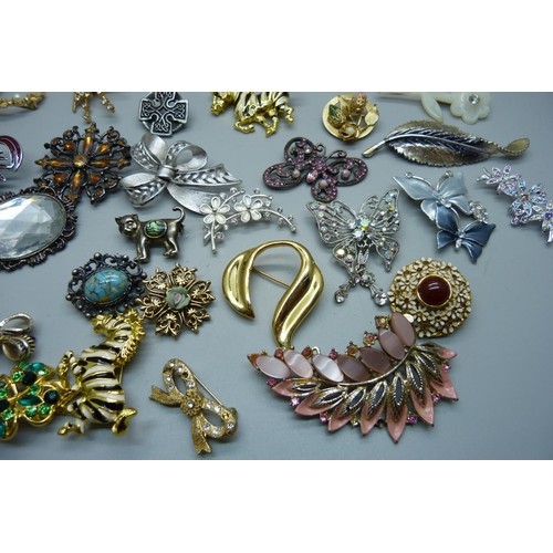 886 - Thirty-five brooches