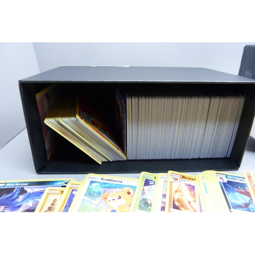 896 - 500 Pokemon cards, various sets in collectors box