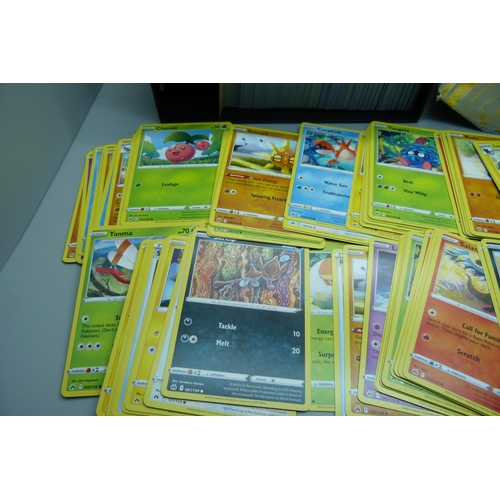 898 - 500 Pokemon cards, various sets in collectors box