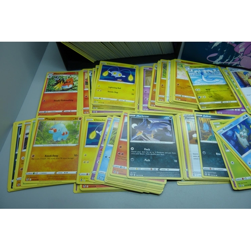 899 - 500 Pokemon cards, various sets in collectors box