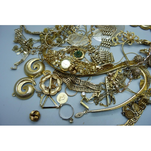 901 - Gold tone jewellery