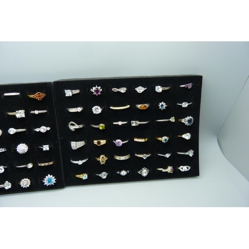 904 - A collection of costume rings