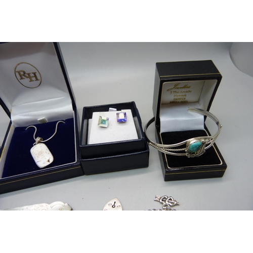 915 - Silver jewellery including a charm bracelet, mother of pearl and silver bladed fruit knife, etc.