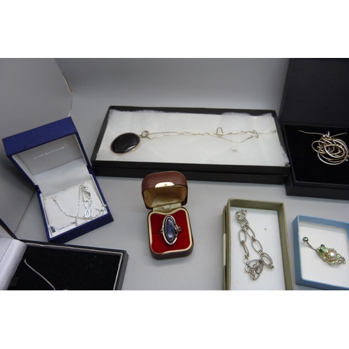 918 - Assorted silver jewellery